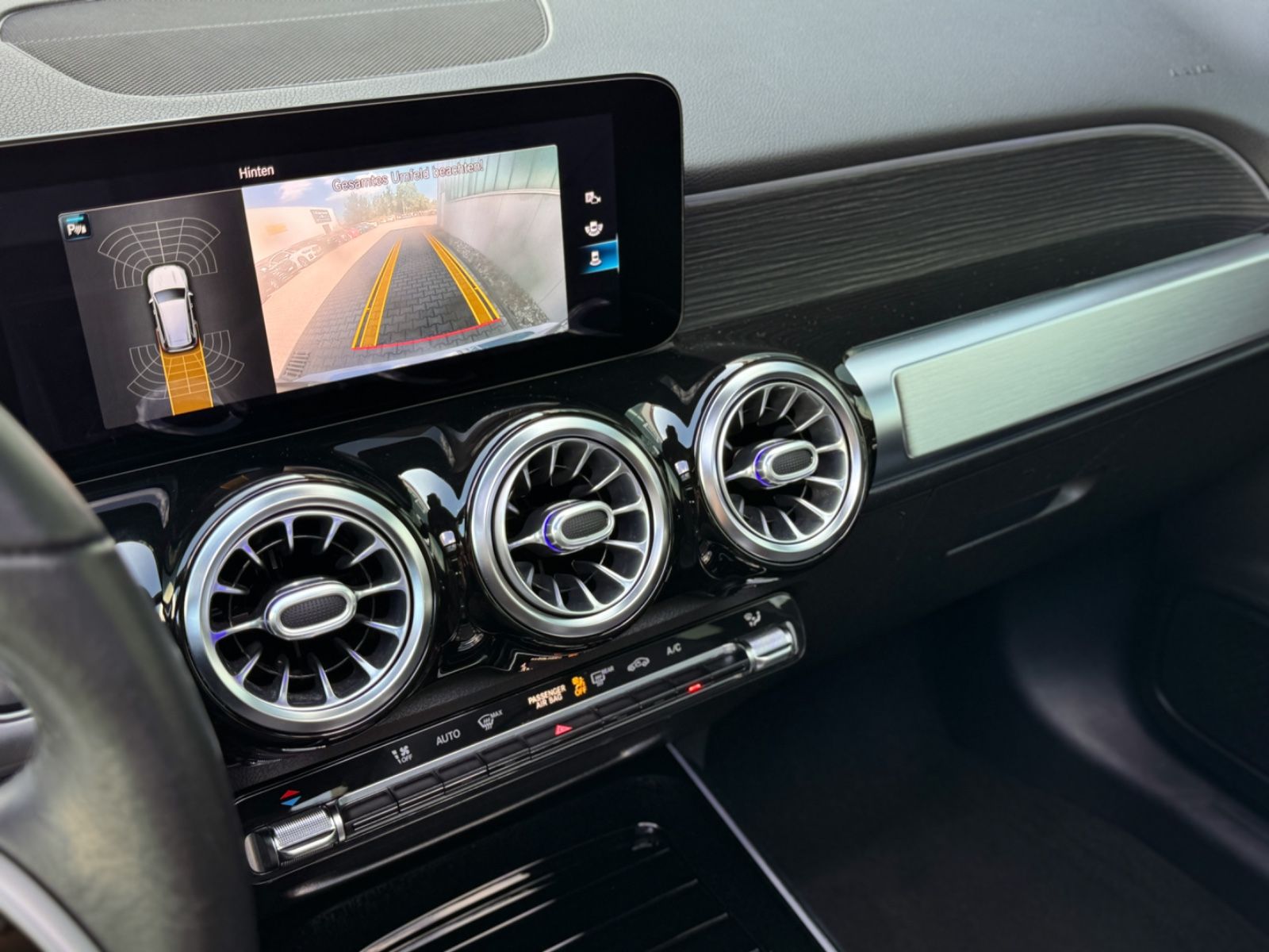 Fahrzeugabbildung Mercedes-Benz GLB 200 Progressive *PANORAMA|NAVI|CAM*