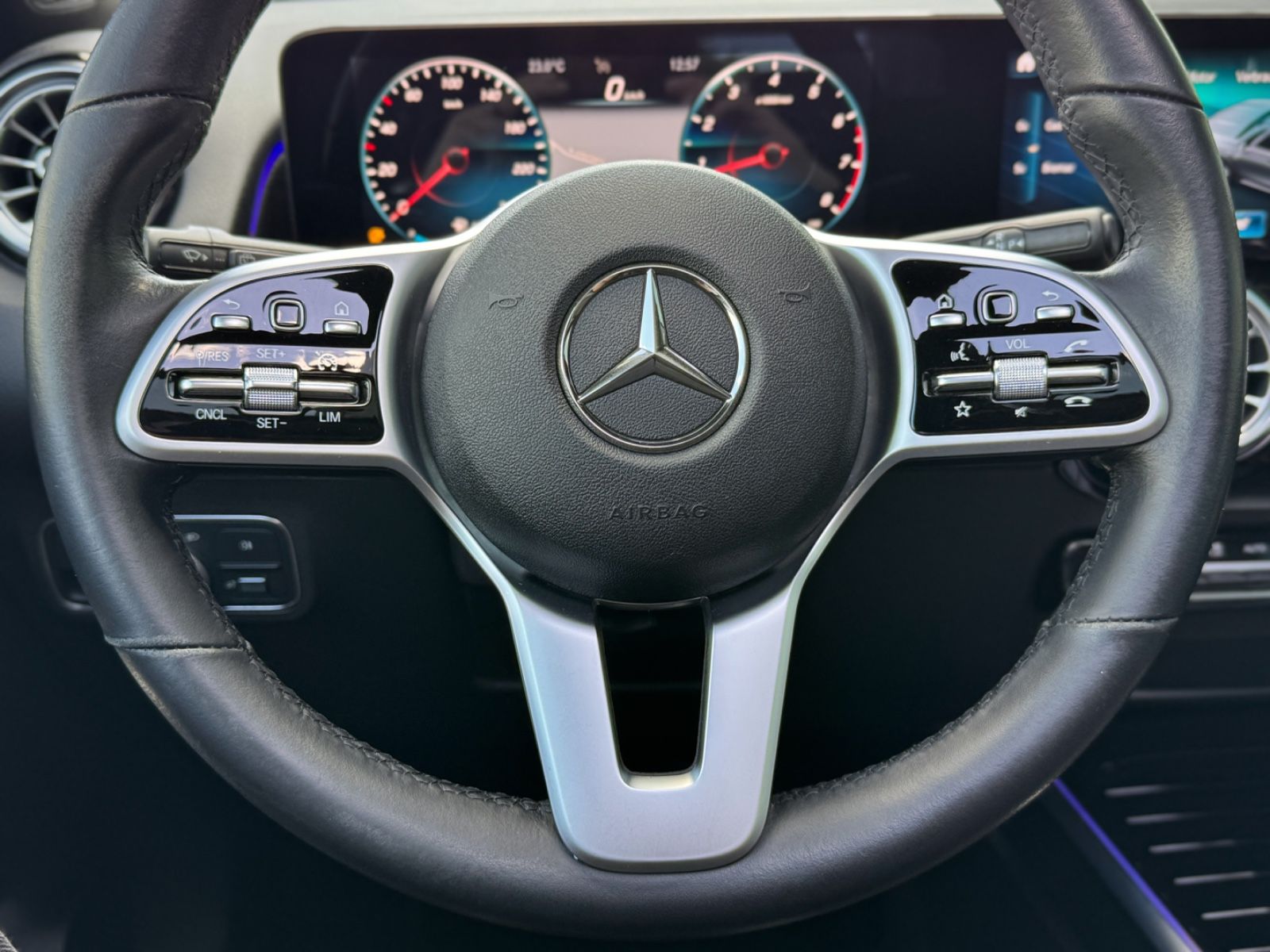 Fahrzeugabbildung Mercedes-Benz GLB 200 Progressive *PANORAMA|NAVI|CAM*