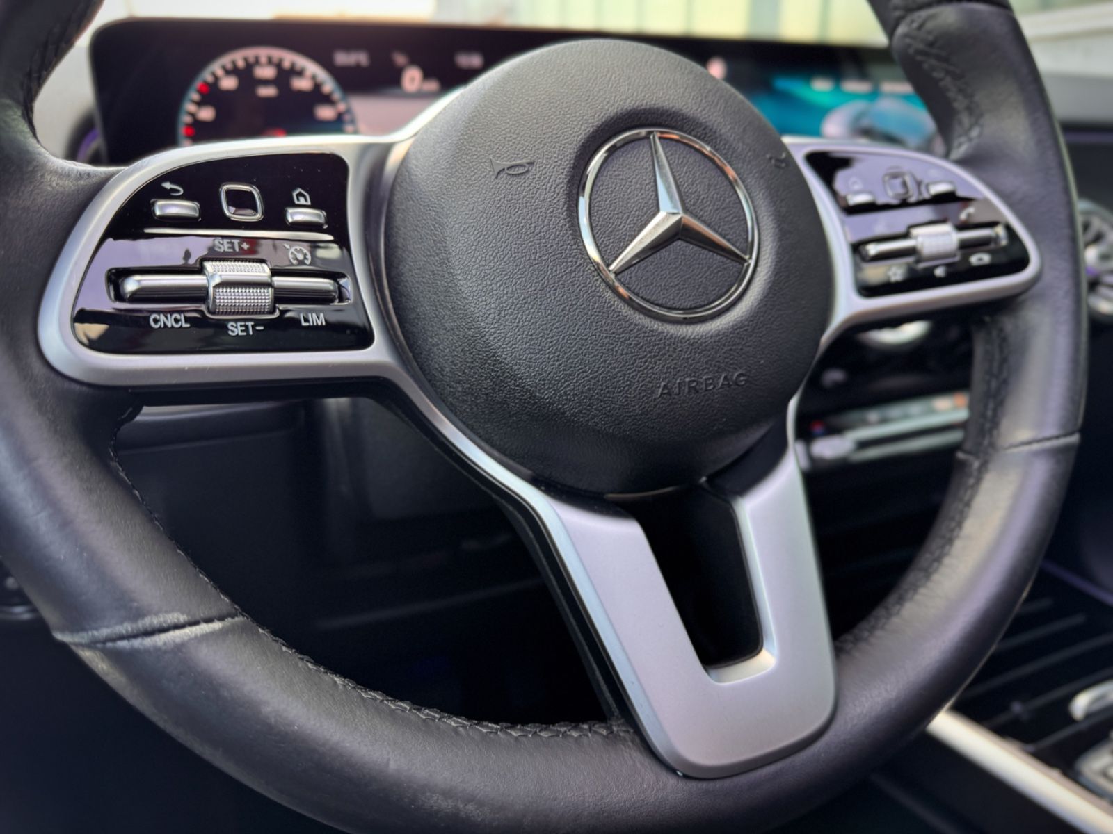 Fahrzeugabbildung Mercedes-Benz GLB 200 Progressive *PANORAMA|NAVI|CAM*