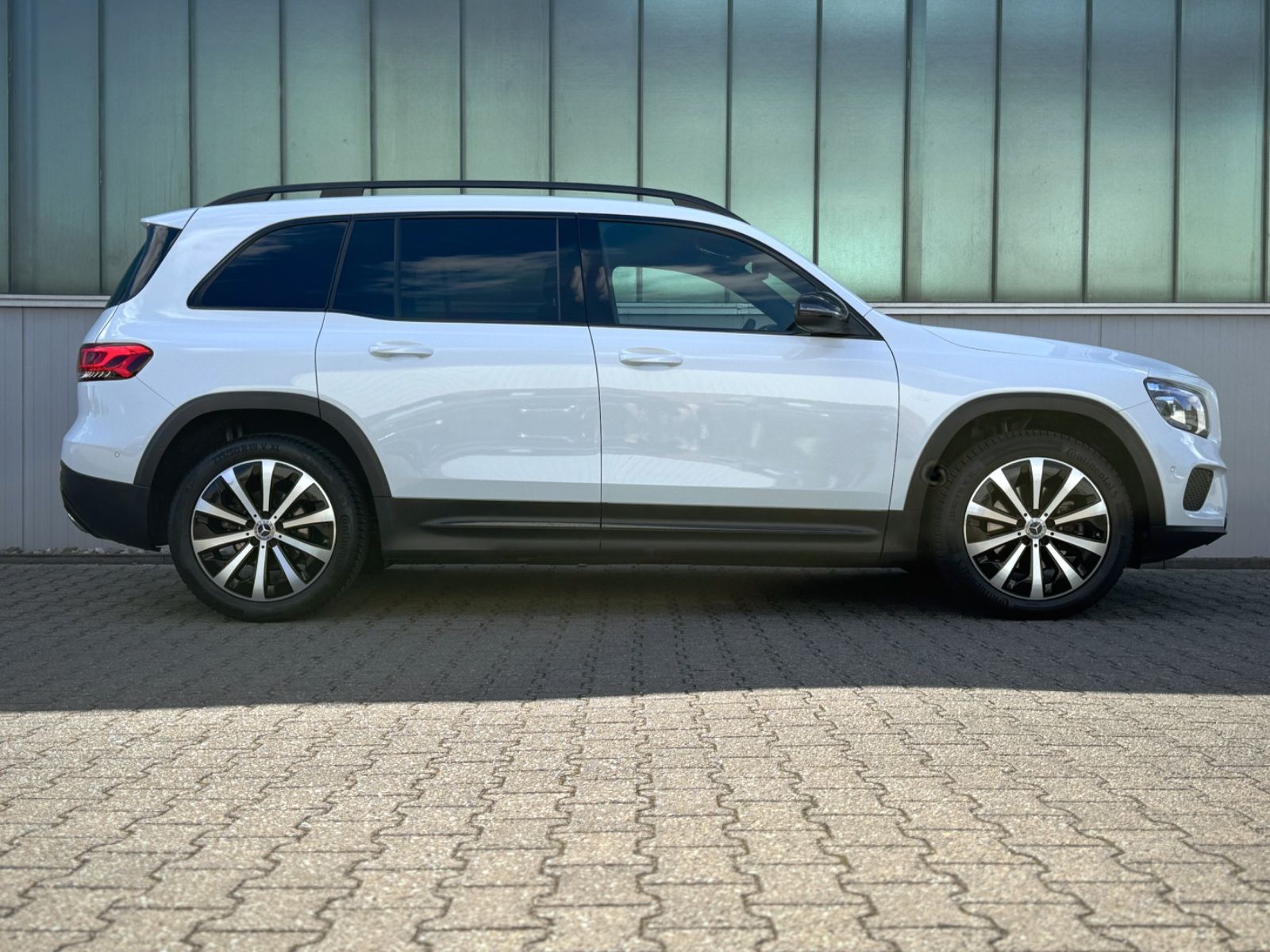 Fahrzeugabbildung Mercedes-Benz GLB 200 Progressive *PANORAMA|NAVI|CAM*