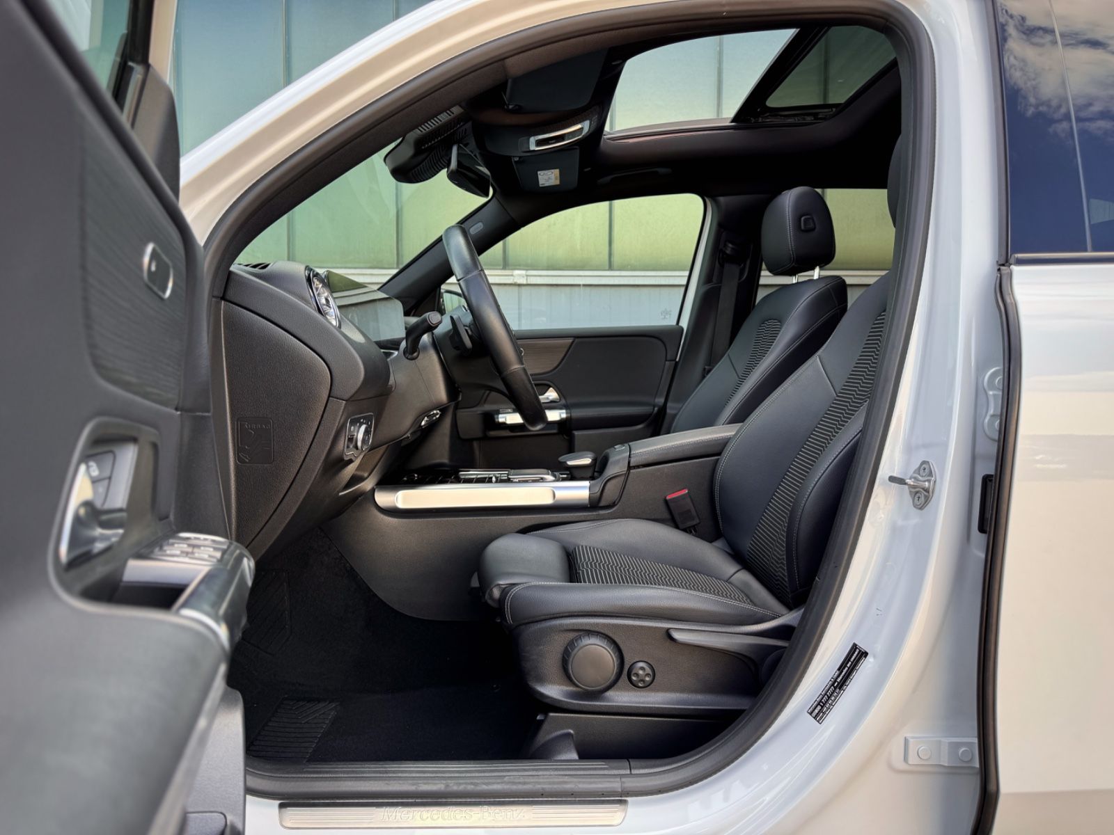 Fahrzeugabbildung Mercedes-Benz GLB 200 Progressive *PANORAMA|NAVI|CAM*