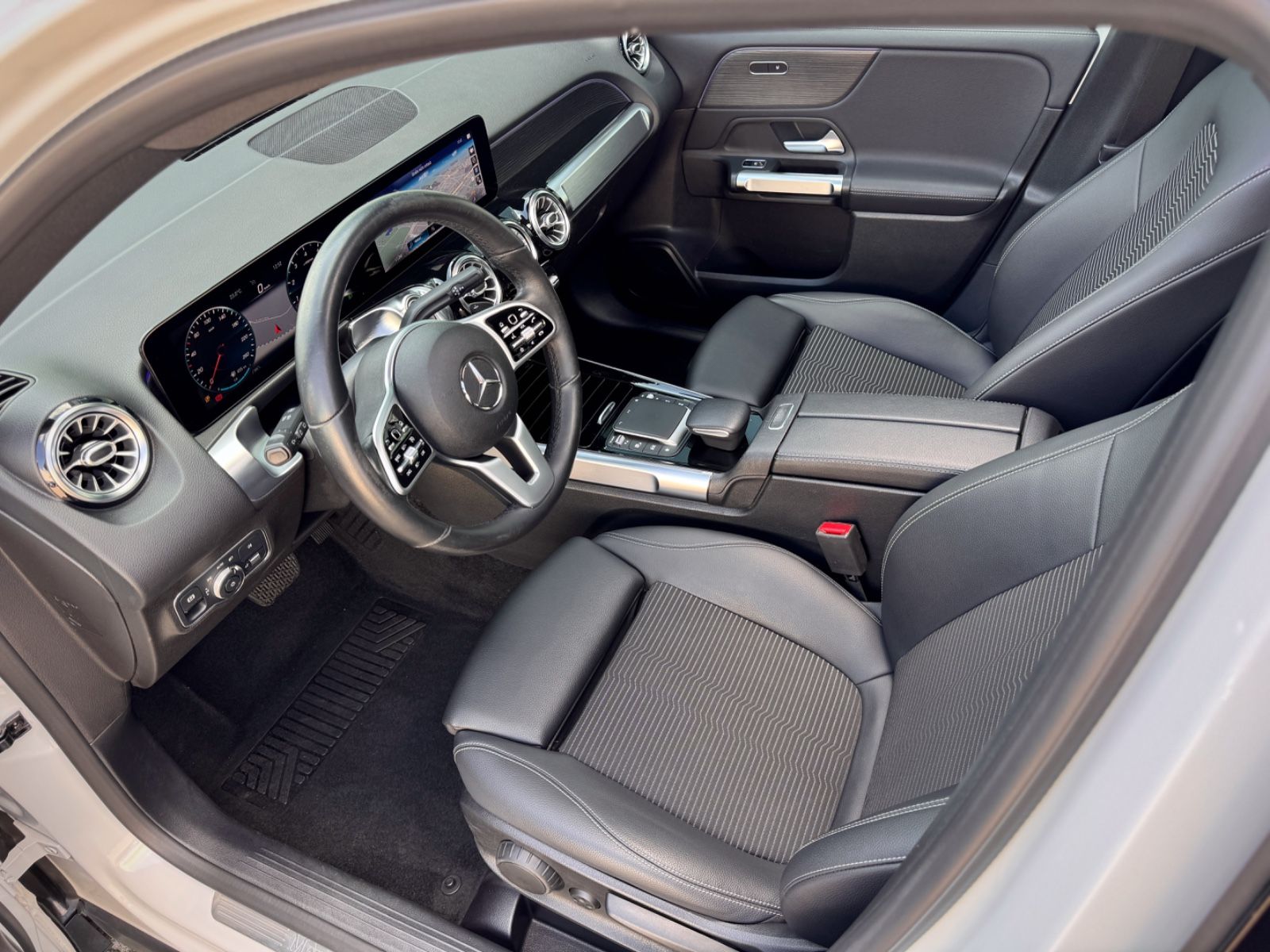 Fahrzeugabbildung Mercedes-Benz GLB 200 Progressive *PANORAMA|NAVI|CAM*