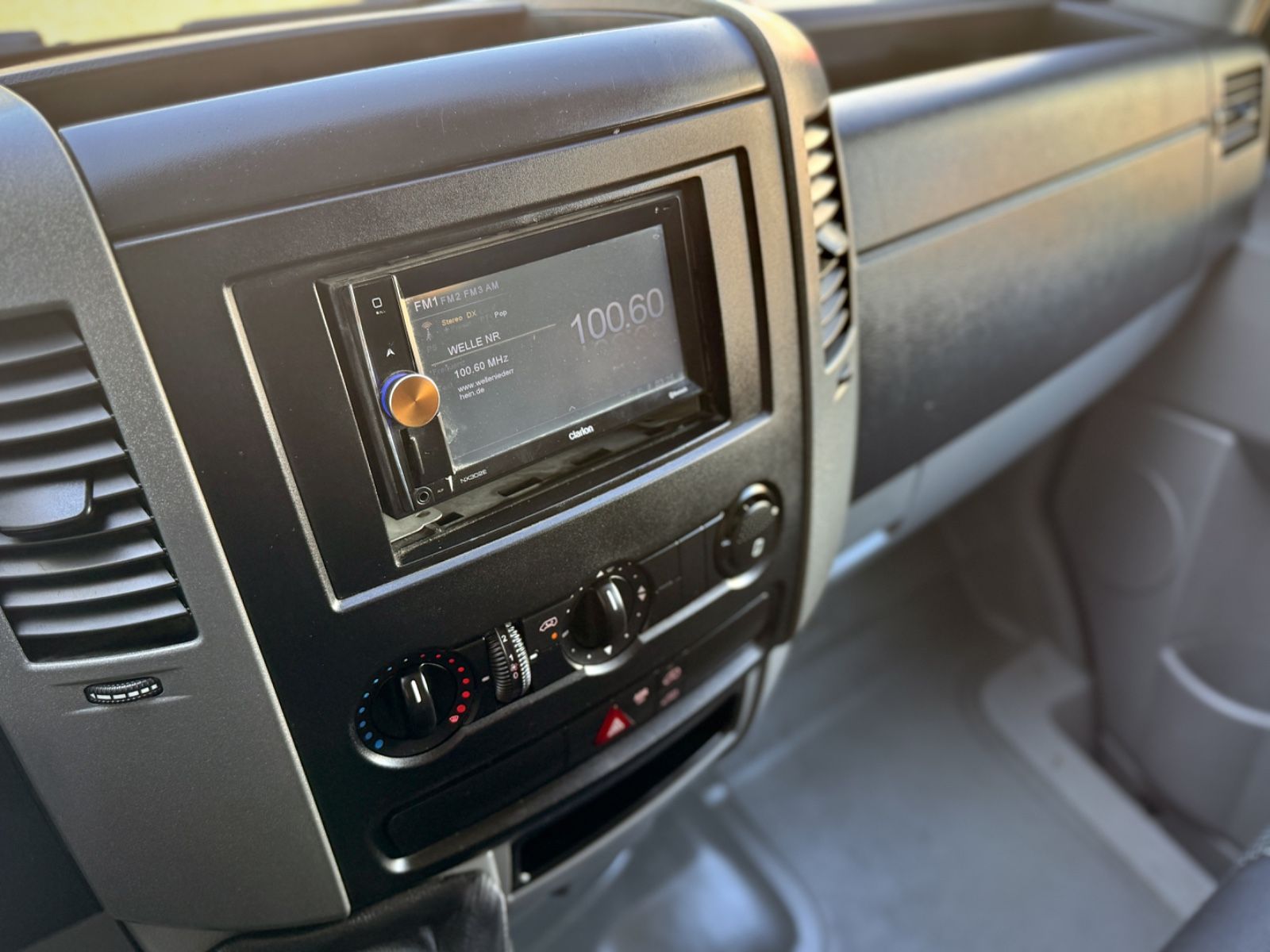 Fahrzeugabbildung Volkswagen Crafter 2.0 TDI Kasten 30 L2H1 *GLASTRANSPORT*