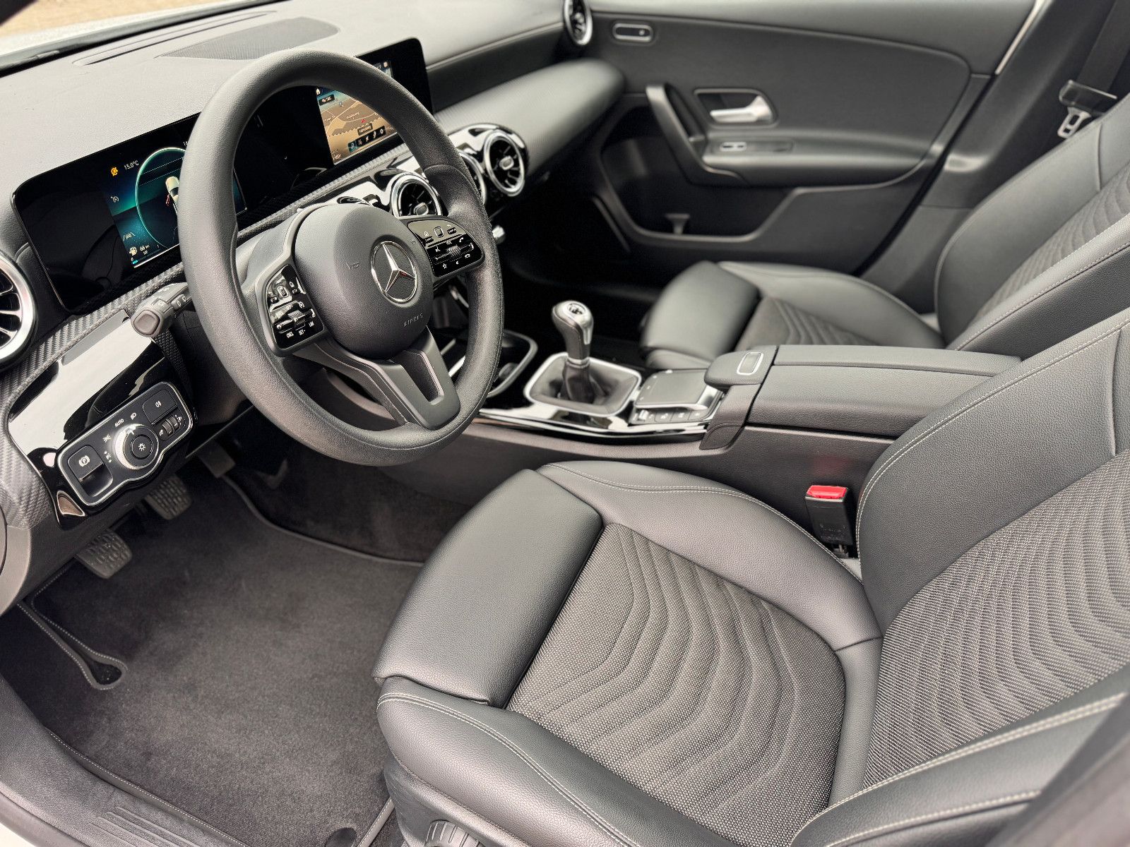 Fahrzeugabbildung Mercedes-Benz A 180 *FAHRSCHULE|PANORAMA|CAM*