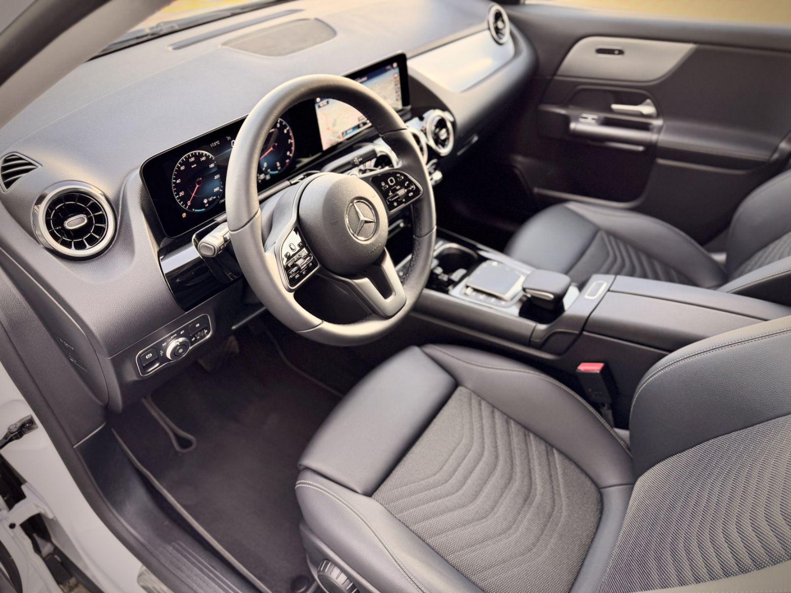 Fahrzeugabbildung Mercedes-Benz GLA 200 Style *NAVI|CAM|CARPLAY*