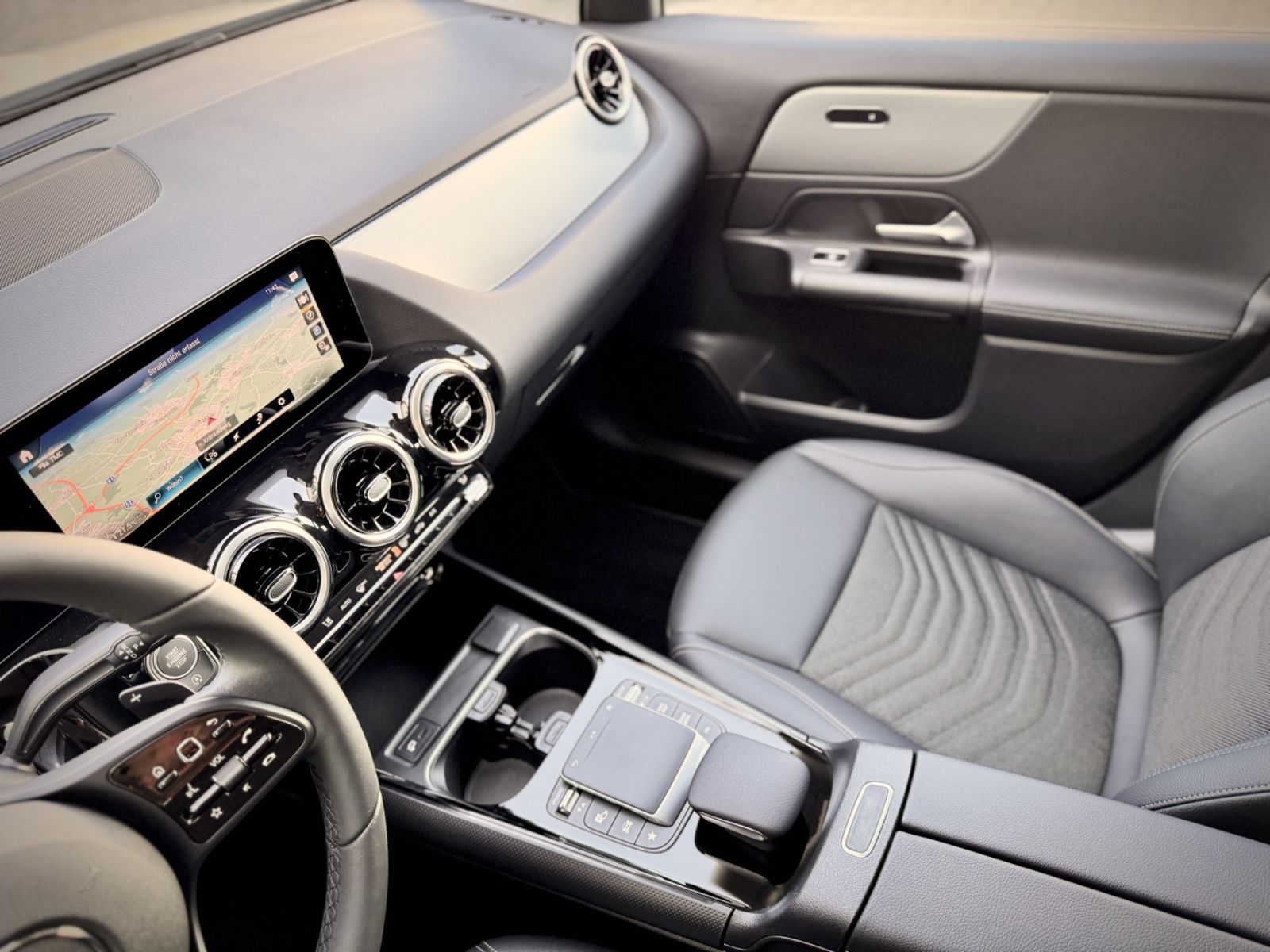 Fahrzeugabbildung Mercedes-Benz GLA 200 Style *NAVI|CAM|CARPLAY*