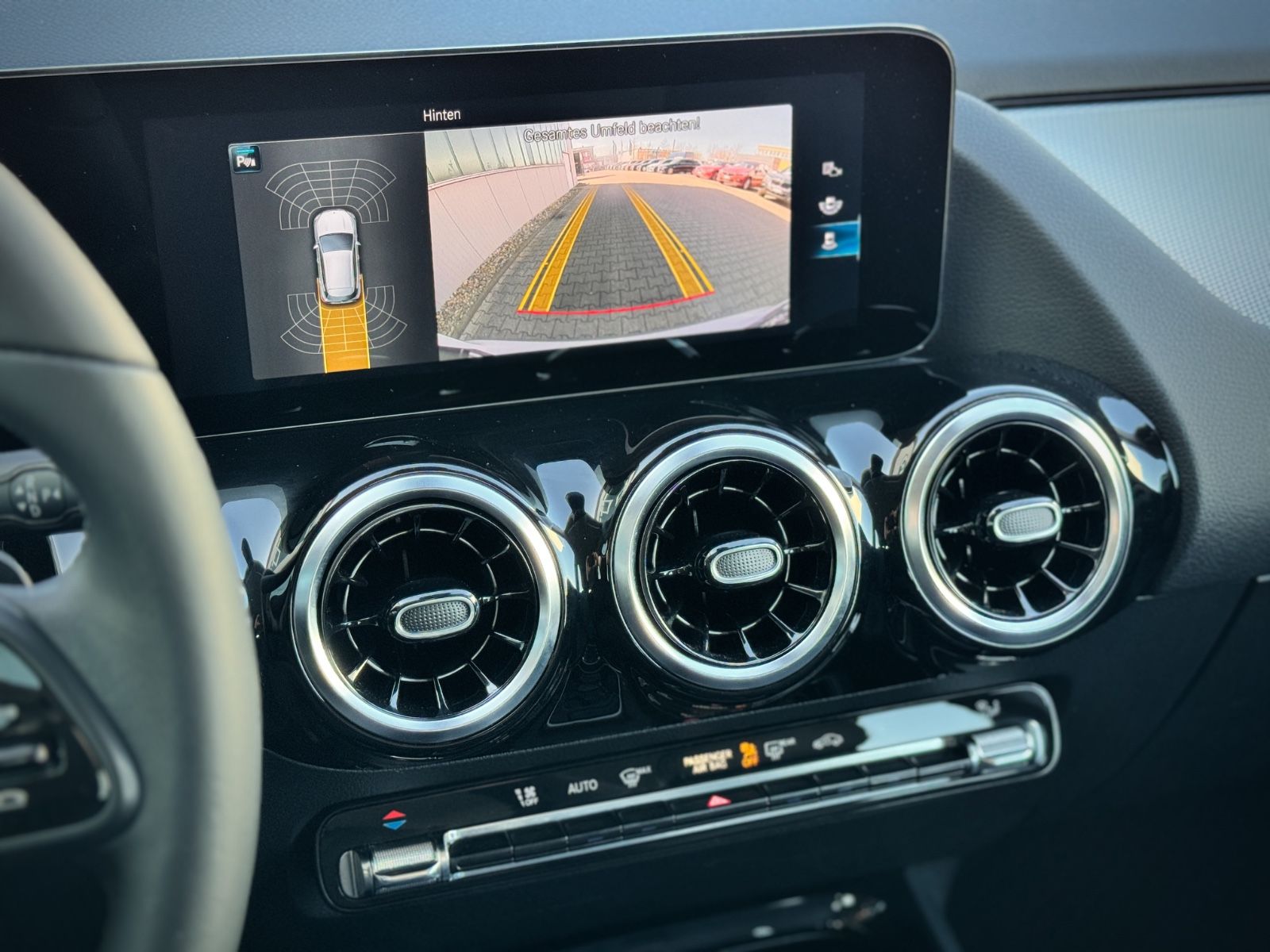 Fahrzeugabbildung Mercedes-Benz GLA 200 Style *NAVI|CAM|CARPLAY*
