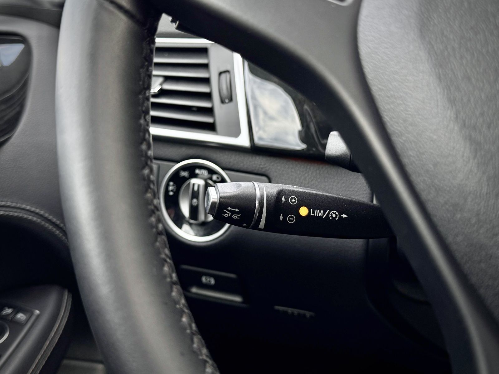 Fahrzeugabbildung Mercedes-Benz ML 400 4Matic AMG *PANORAMA|XENON|CAM*