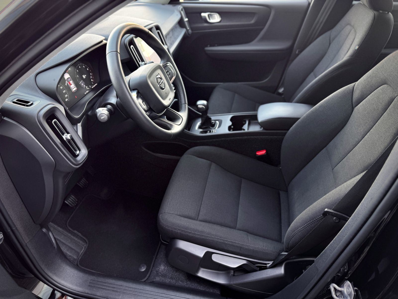 Fahrzeugabbildung Volvo XC40 1.5T3 Momentum Core*NAV|CAM|PDC|SHZ|LED*