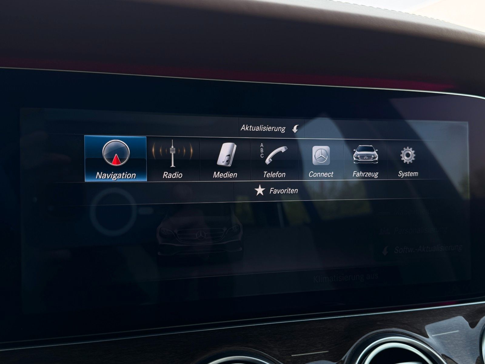 Fahrzeugabbildung Mercedes-Benz E 350T/d Avantgarde*DESIGNO|LED|PANO|AHK|ASSIST*