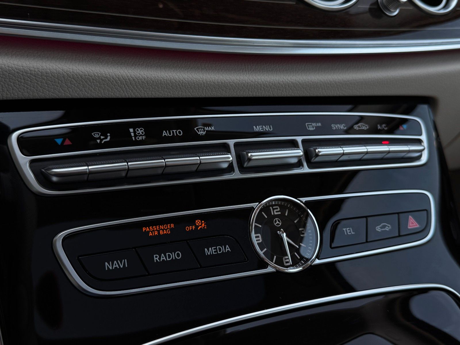 Fahrzeugabbildung Mercedes-Benz E 350T/d Avantgarde*DESIGNO|LED|PANO|AHK|ASSIST*