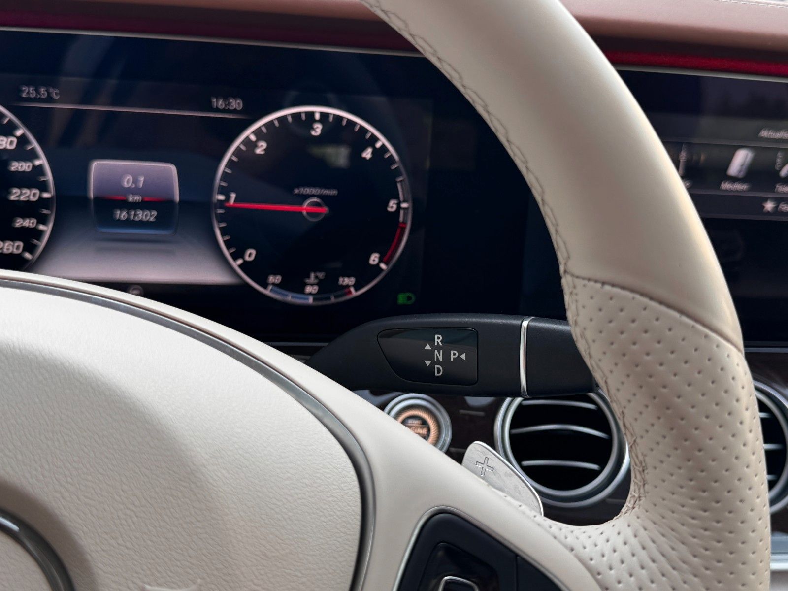 Fahrzeugabbildung Mercedes-Benz E 350T/d Avantgarde*DESIGNO|LED|PANO|AHK|ASSIST*