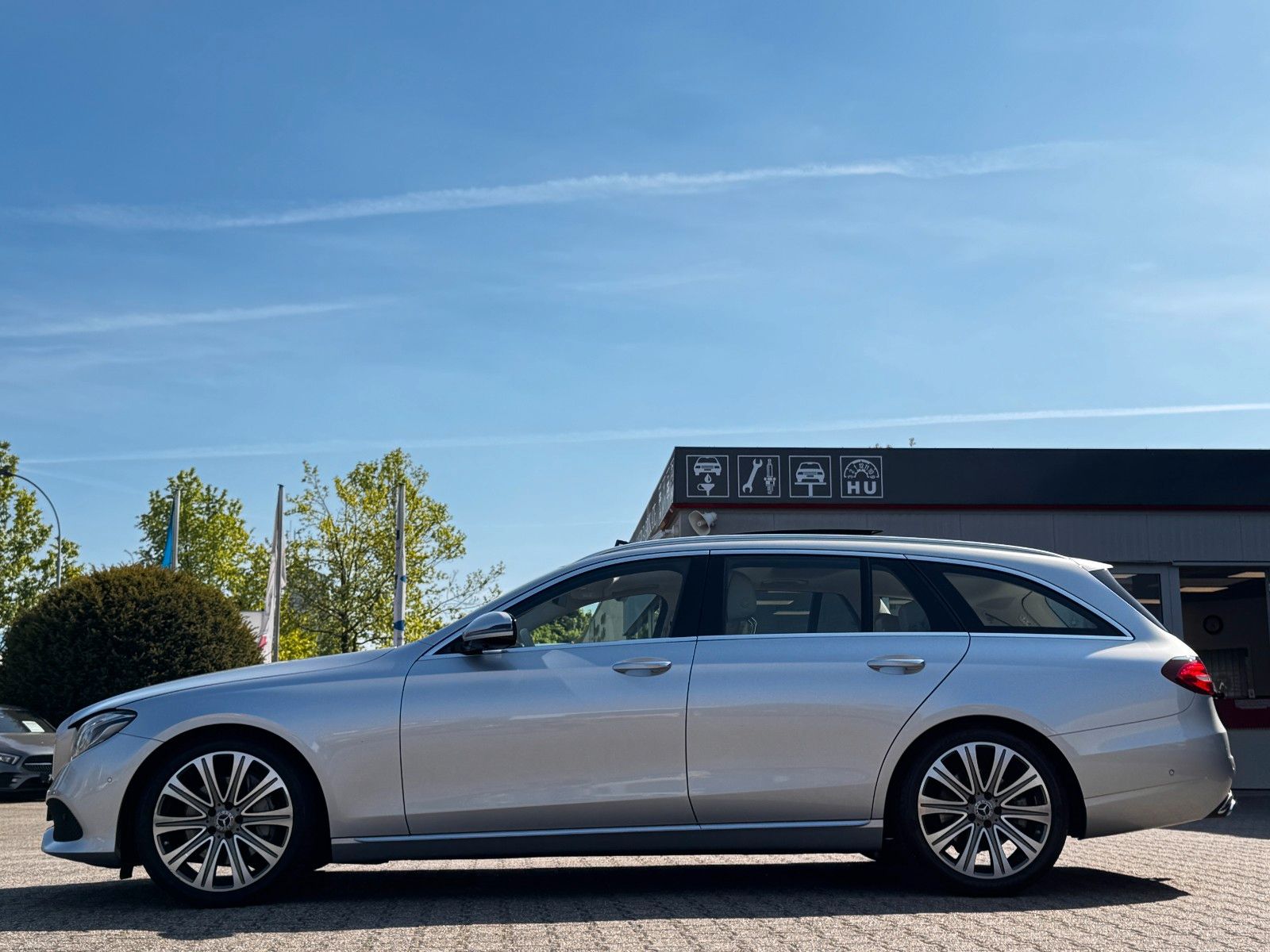 Fahrzeugabbildung Mercedes-Benz E 350T/d Avantgarde*DESIGNO|LED|PANO|AHK|ASSIST*