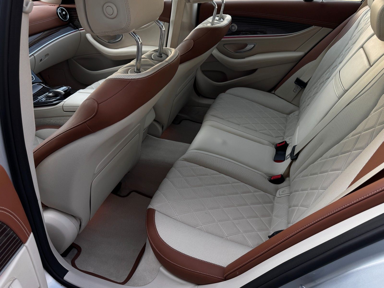 Fahrzeugabbildung Mercedes-Benz E 350T/d Avantgarde*DESIGNO|LED|PANO|AHK|ASSIST*