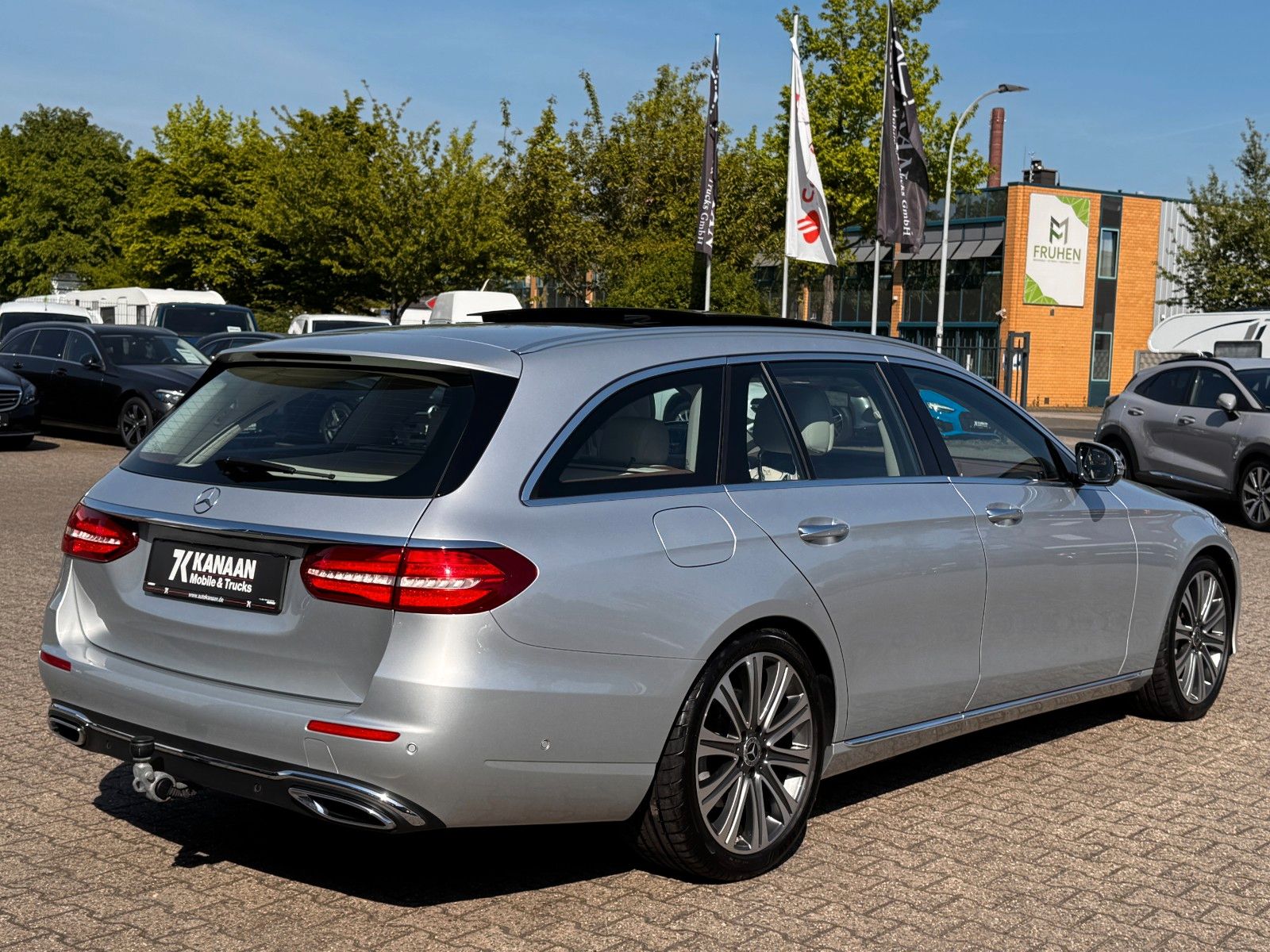 Fahrzeugabbildung Mercedes-Benz E 350T/d Avantgarde*DESIGNO|LED|PANO|AHK|ASSIST*