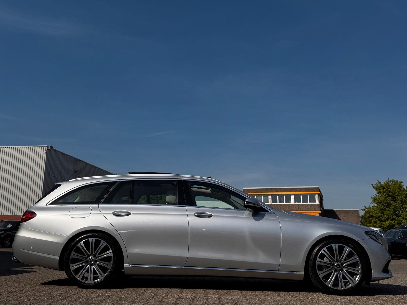 Fahrzeugabbildung Mercedes-Benz E 350T/d Avantgarde*DESIGNO|LED|PANO|AHK|ASSIST*