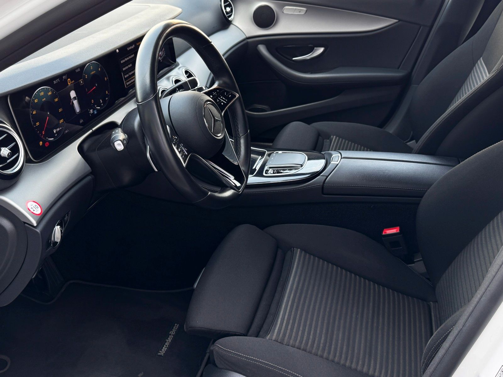 Fahrzeugabbildung Mercedes-Benz E 200 T/d 9G Avantgarde *AHK|ASSIST|HEAD-UP|CAM*