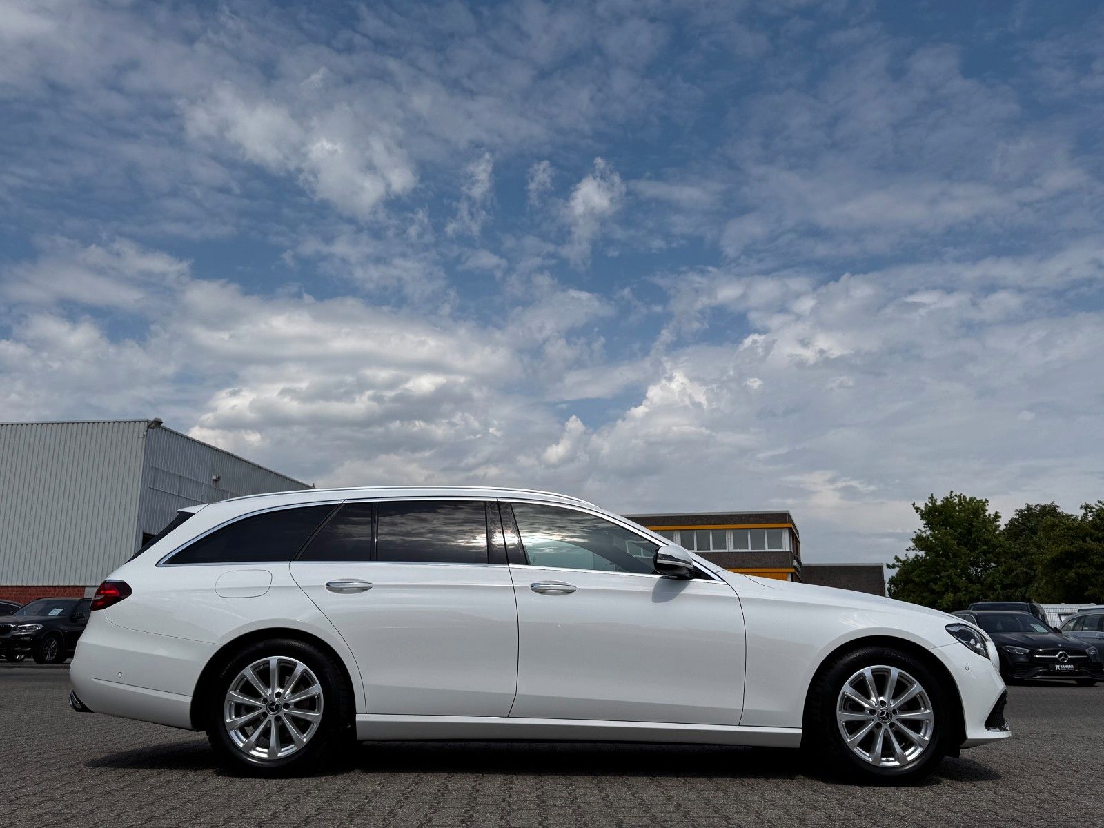 Fahrzeugabbildung Mercedes-Benz E 200 T/d 9G Avantgarde *AHK|ASSIST|HEAD-UP|CAM*