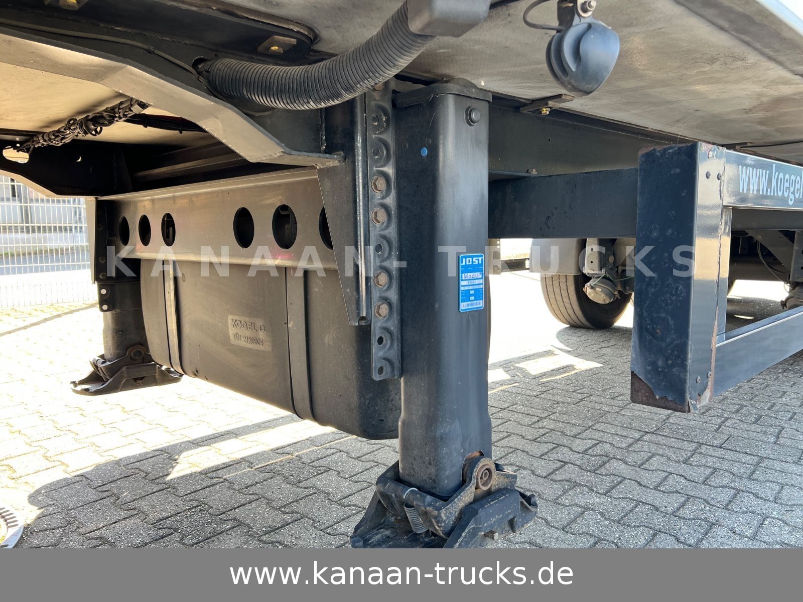 Fahrzeugabbildung Kögel S24-4 Kühlkoffer CarrierVector1550 Rolltor Lenk