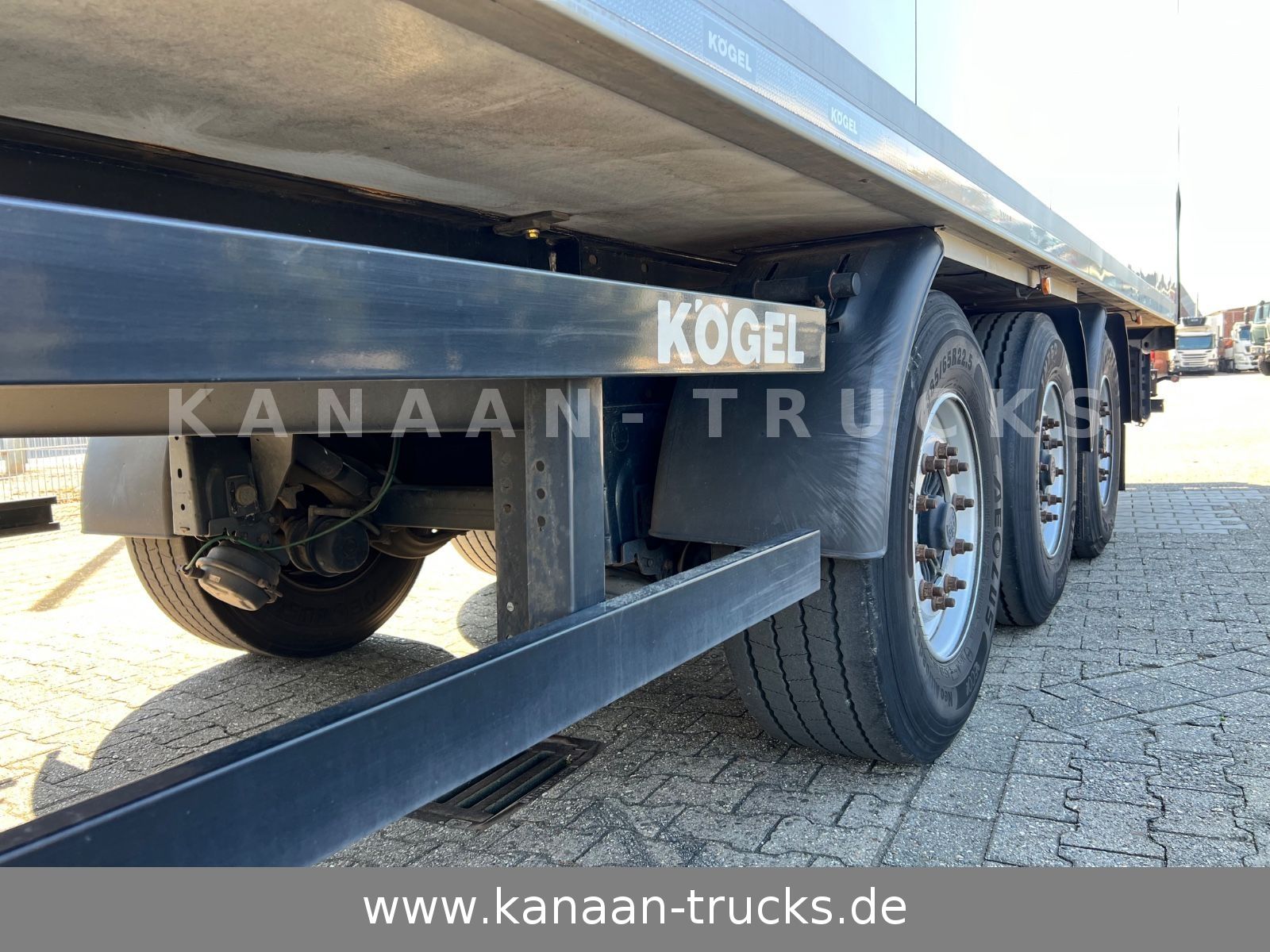 Fahrzeugabbildung Kögel S24-4 Kühlkoffer CarrierVector1550 Rolltor Lenk