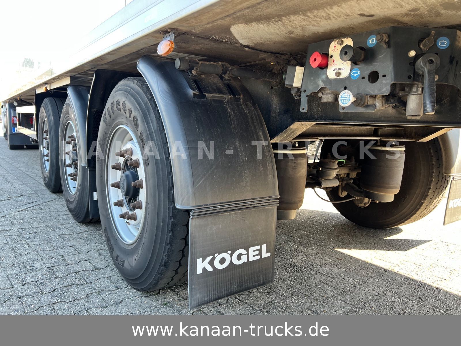 Fahrzeugabbildung Kögel S24-4 Kühlkoffer CarrierVector1550 Rolltor Lenk
