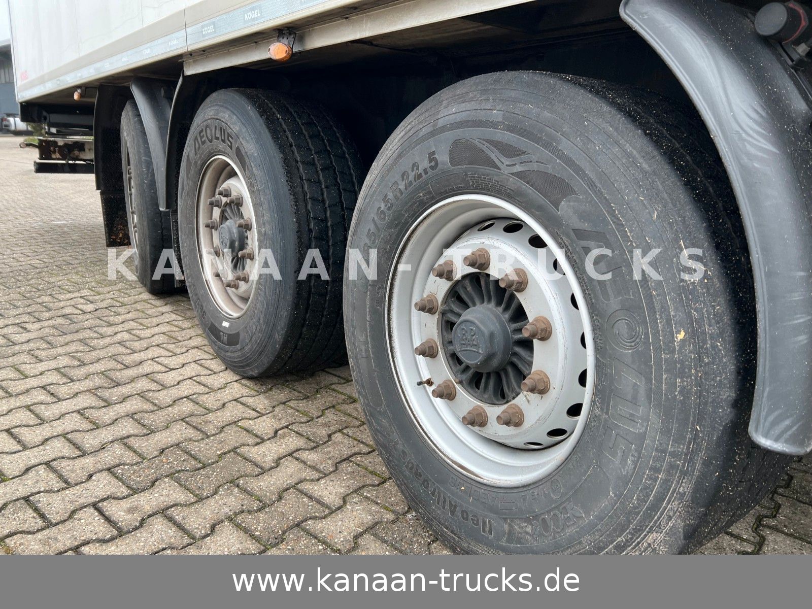 Fahrzeugabbildung Kögel S24-4 Kühlkoffer CarrierVector1550 Rolltor Lenk