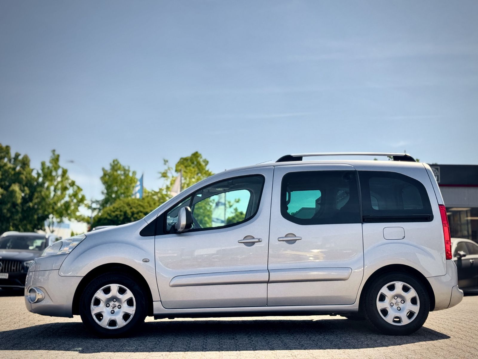 Fahrzeugabbildung Peugeot Partner 1.6 Tepee Family *PANORAMA|KLIMA|PDC*