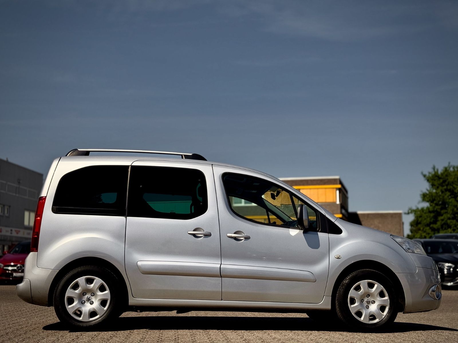 Fahrzeugabbildung Peugeot Partner 1.6 Tepee Family *PANORAMA|KLIMA|PDC*