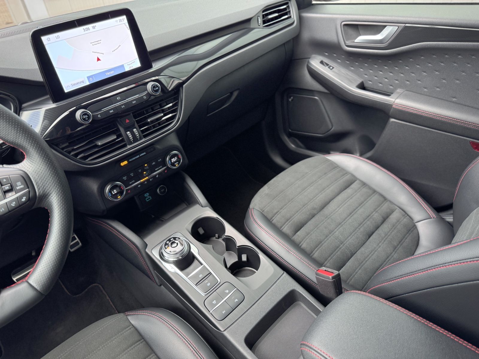 Fahrzeugabbildung Ford Kuga ST-Line X Plug-In Hybrid *NAVI|LED|CAM*