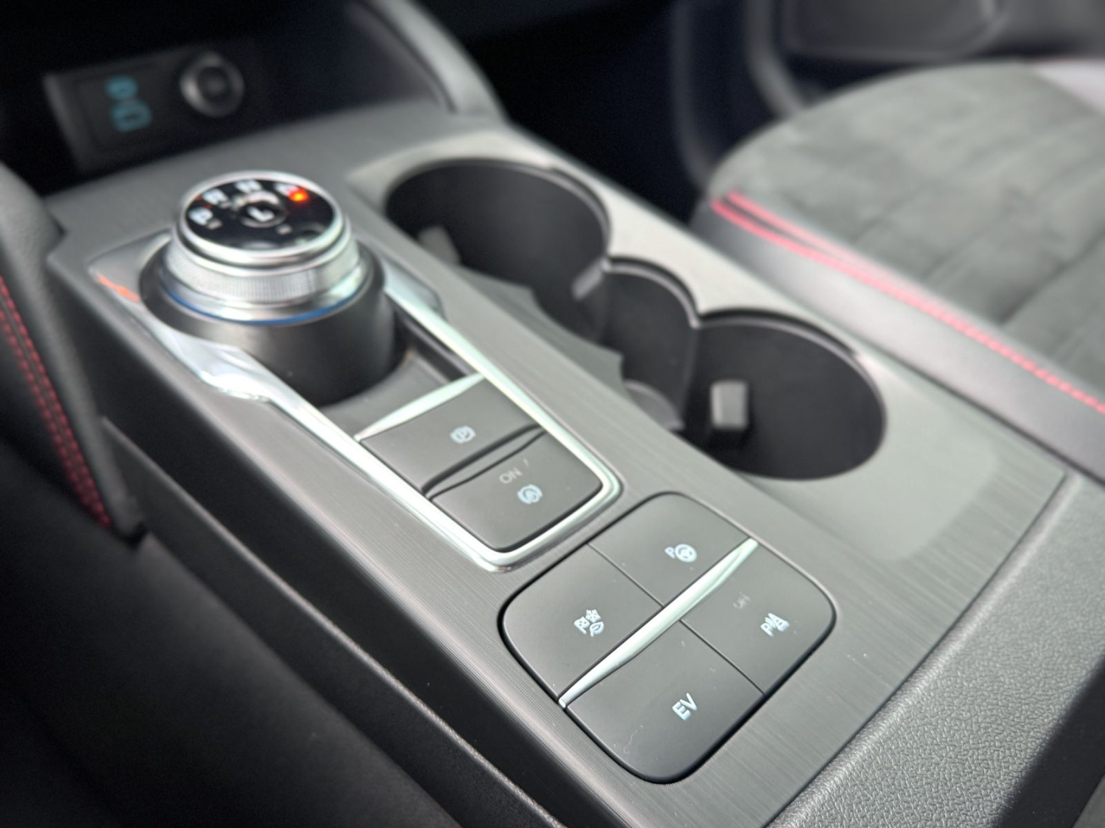Fahrzeugabbildung Ford Kuga ST-Line X Plug-In Hybrid *NAVI|LED|CAM*