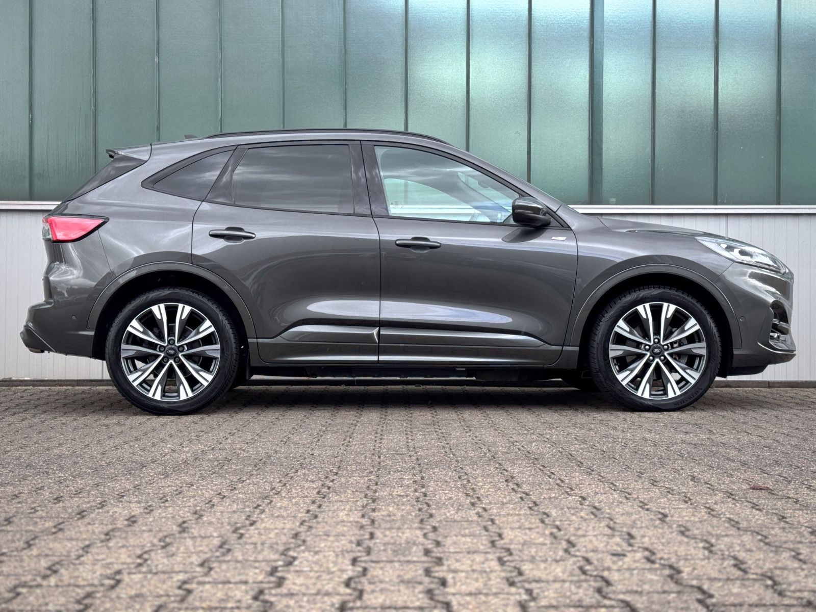 Fahrzeugabbildung Ford Kuga ST-Line X Plug-In Hybrid *NAVI|LED|CAM*