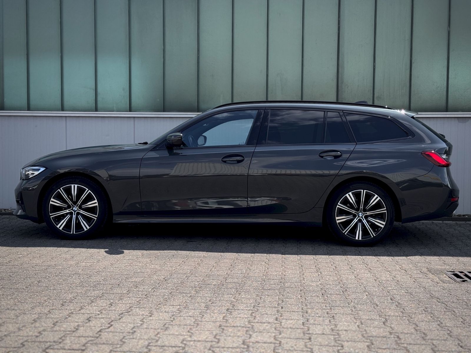 Fahrzeugabbildung BMW 320 d Sport Line *HEAD-UP|NAVI|ASSIST