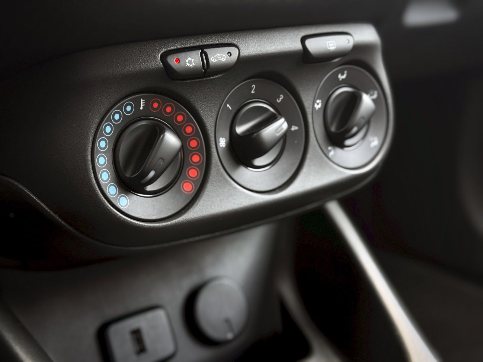 Fahrzeugabbildung Opel Corsa E 1.4 Edition *KLIMA|CARPLAY|PDC*