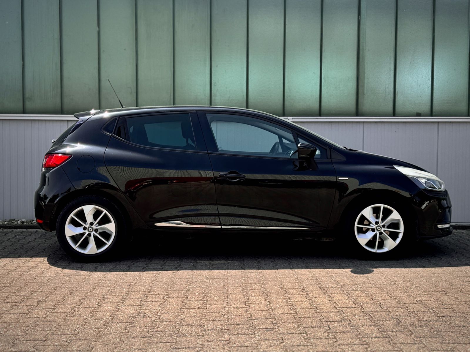 Fahrzeugabbildung Renault Clio IV  1.2 Limited *NAVI|TEL|PDC|KLIMA*