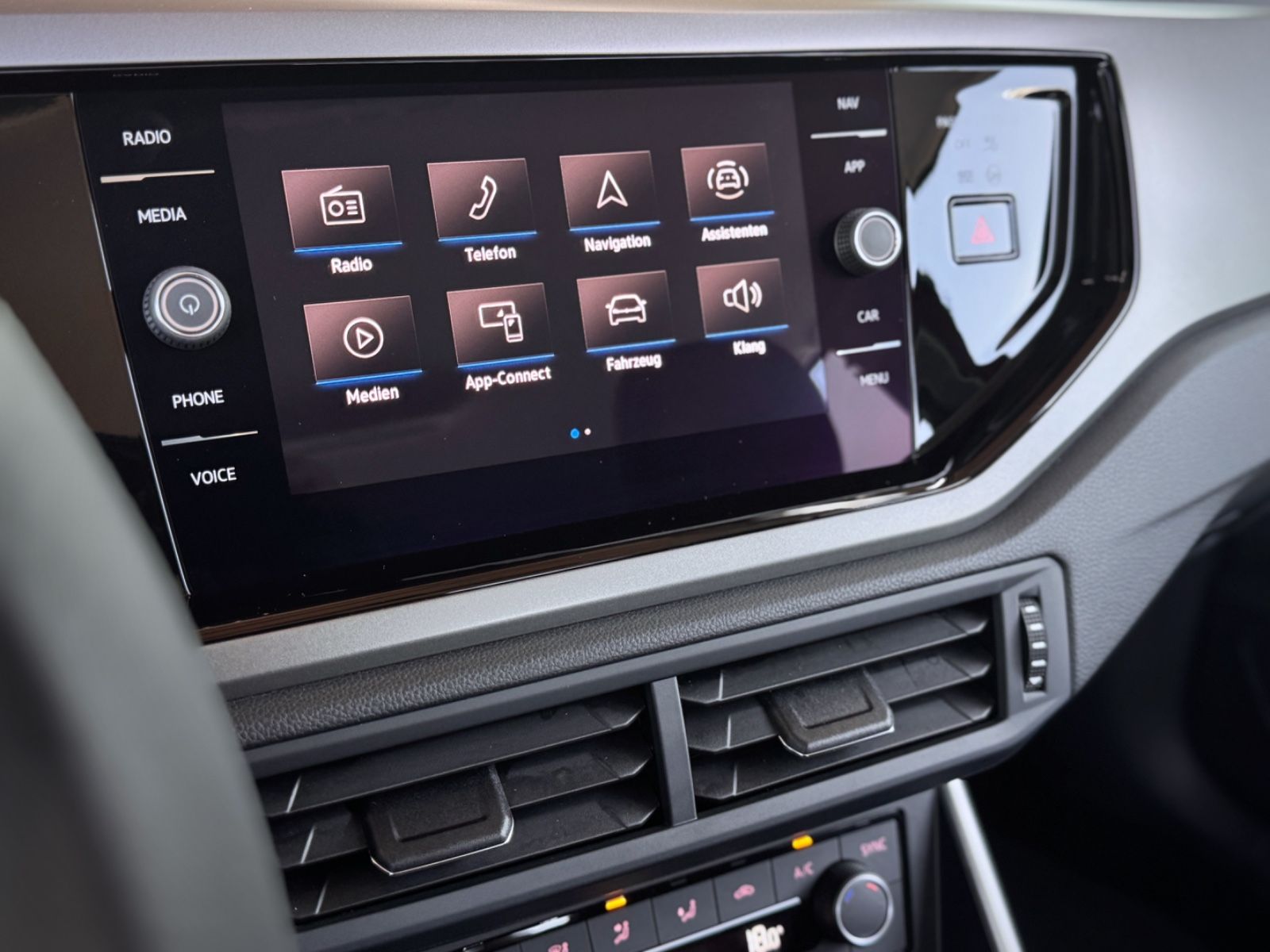Fahrzeugabbildung Volkswagen Polo VI 1.0 TSI Comfortline*NAV|PDC|DAB|WENIG KM