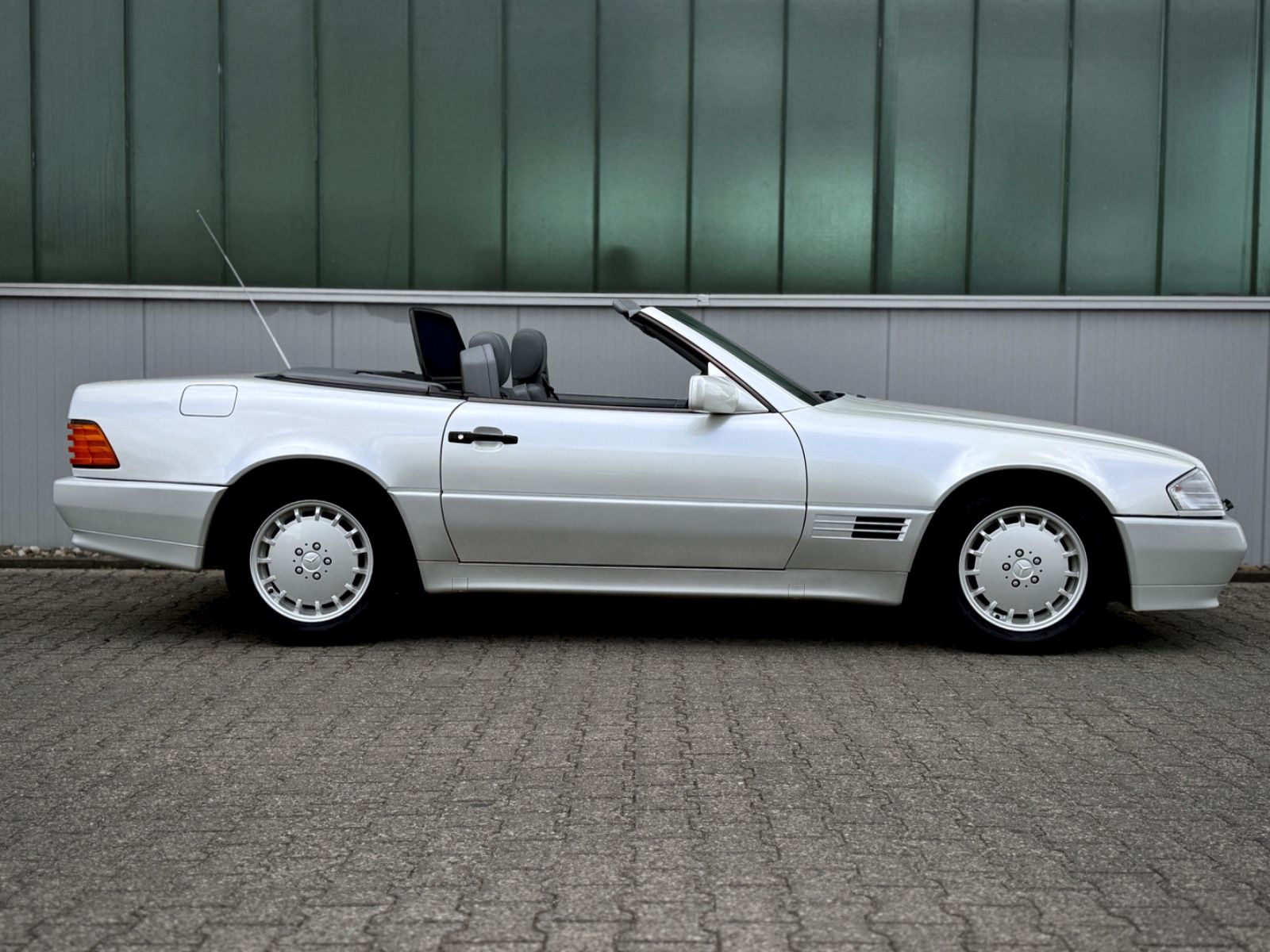 Fahrzeugabbildung Mercedes-Benz SL 300 Roadster *AUTOMATIK|KLIMA|LEDER*