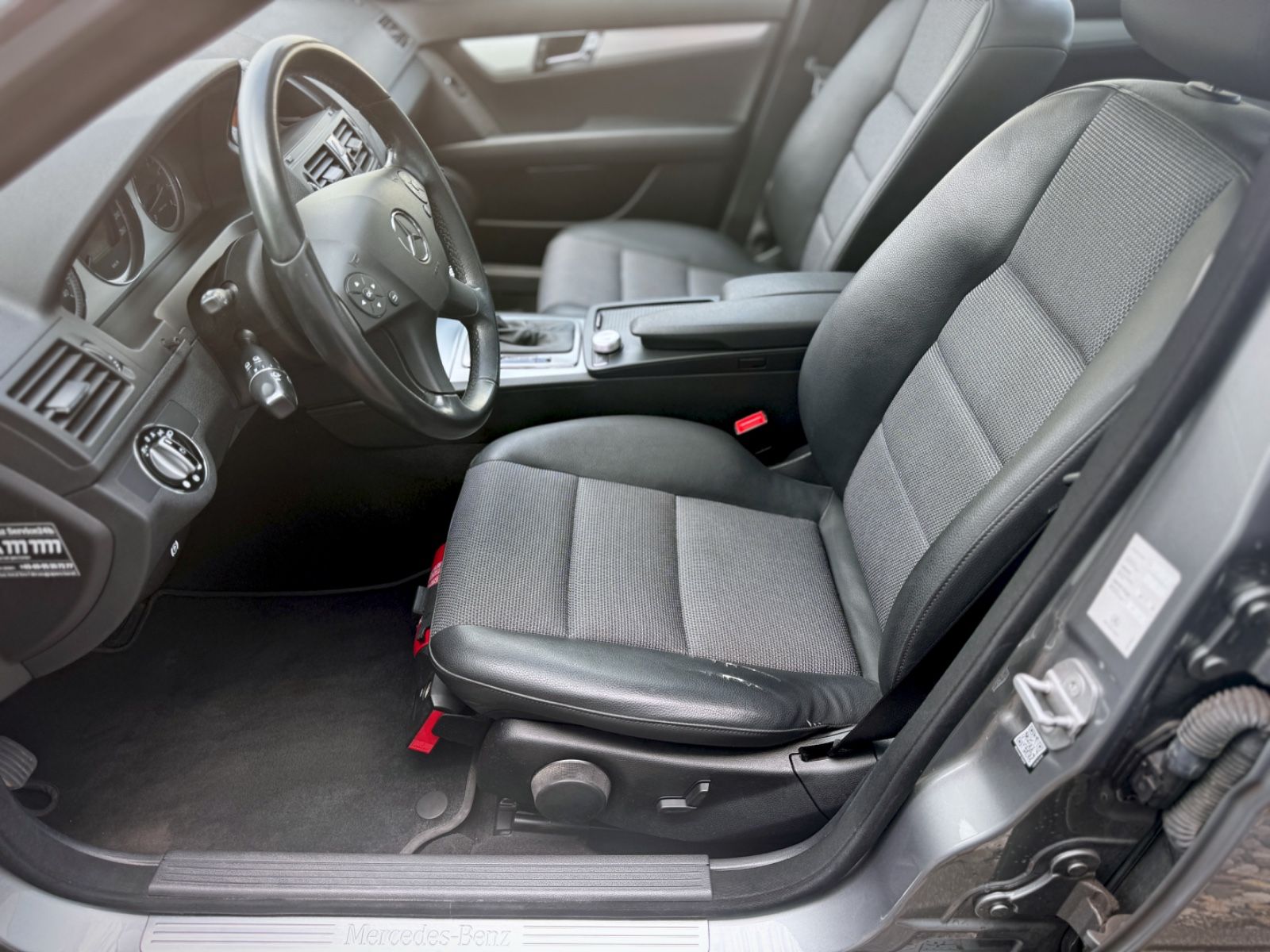Fahrzeugabbildung Mercedes-Benz C 180 K Avantgarde *XENON|NAVI|PANORAMA*