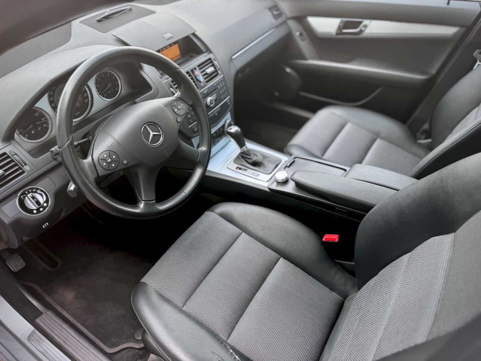Fahrzeugabbildung Mercedes-Benz C 180 K Avantgarde *XENON|NAVI|PANORAMA*
