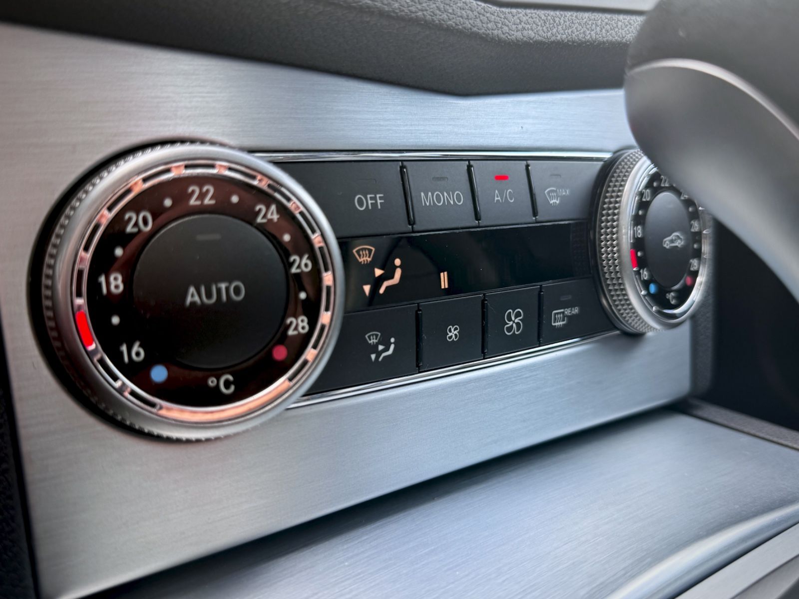 Fahrzeugabbildung Mercedes-Benz C 180 K Avantgarde *XENON|NAVI|PANORAMA*