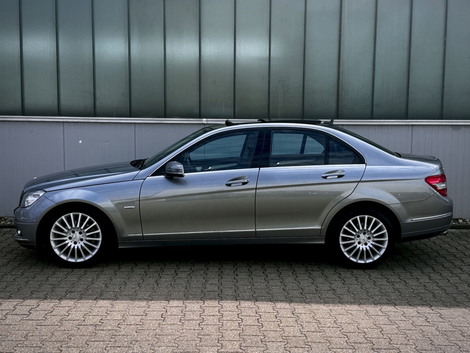 Fahrzeugabbildung Mercedes-Benz C 180 K Avantgarde *XENON|NAVI|PANORAMA*