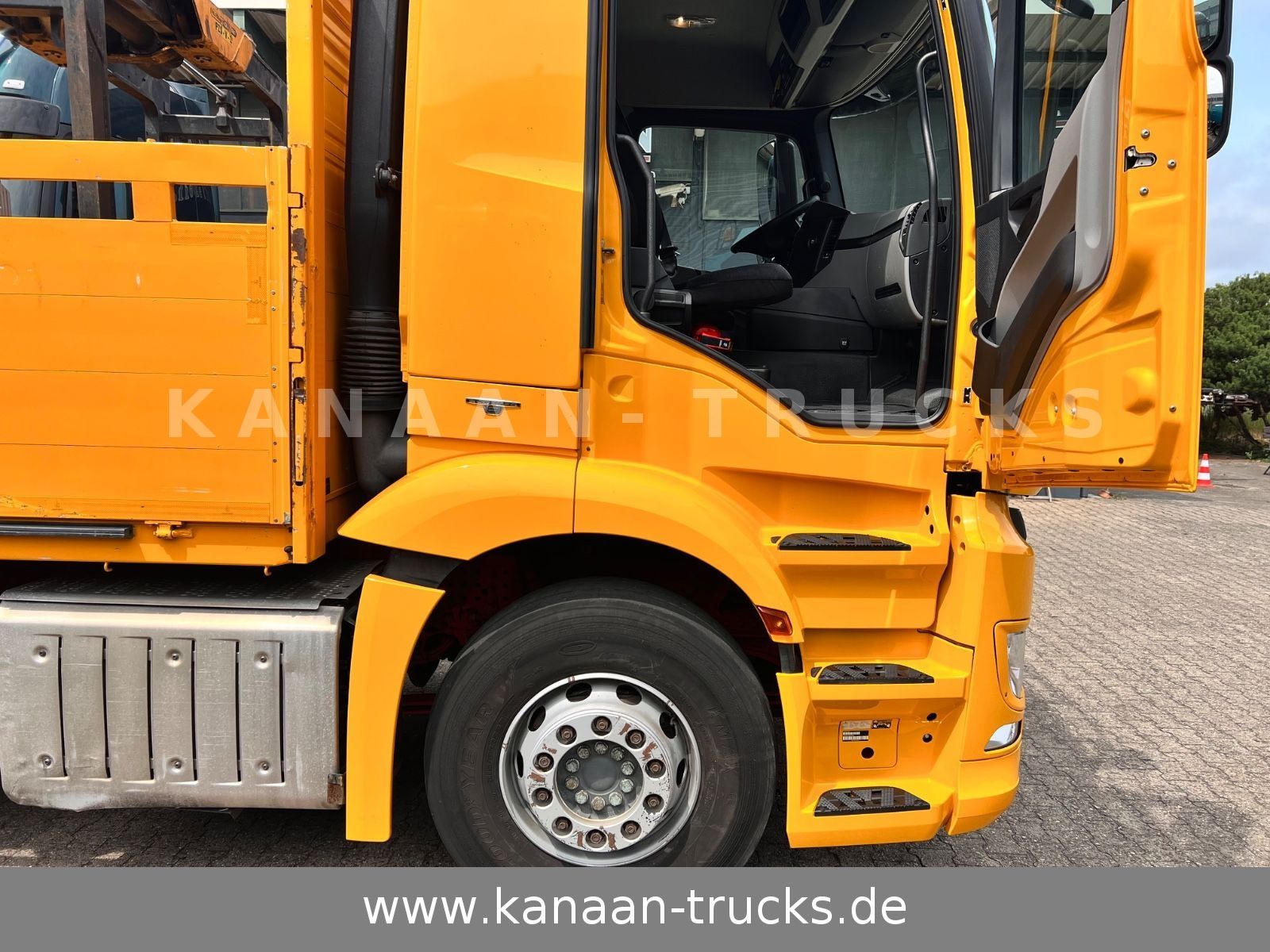 Fahrzeugabbildung Mercedes-Benz 1845 Antos 4x2 Baustoffkran Palfinger 21001L