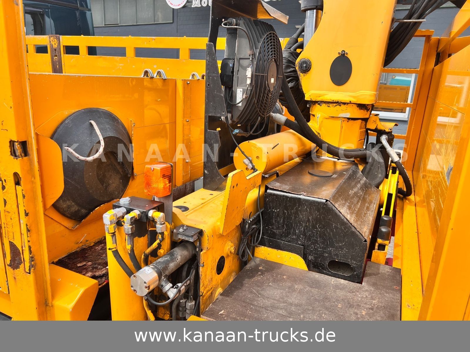 Fahrzeugabbildung Mercedes-Benz 1845 Antos 4x2 Baustoffkran Palfinger 21001L
