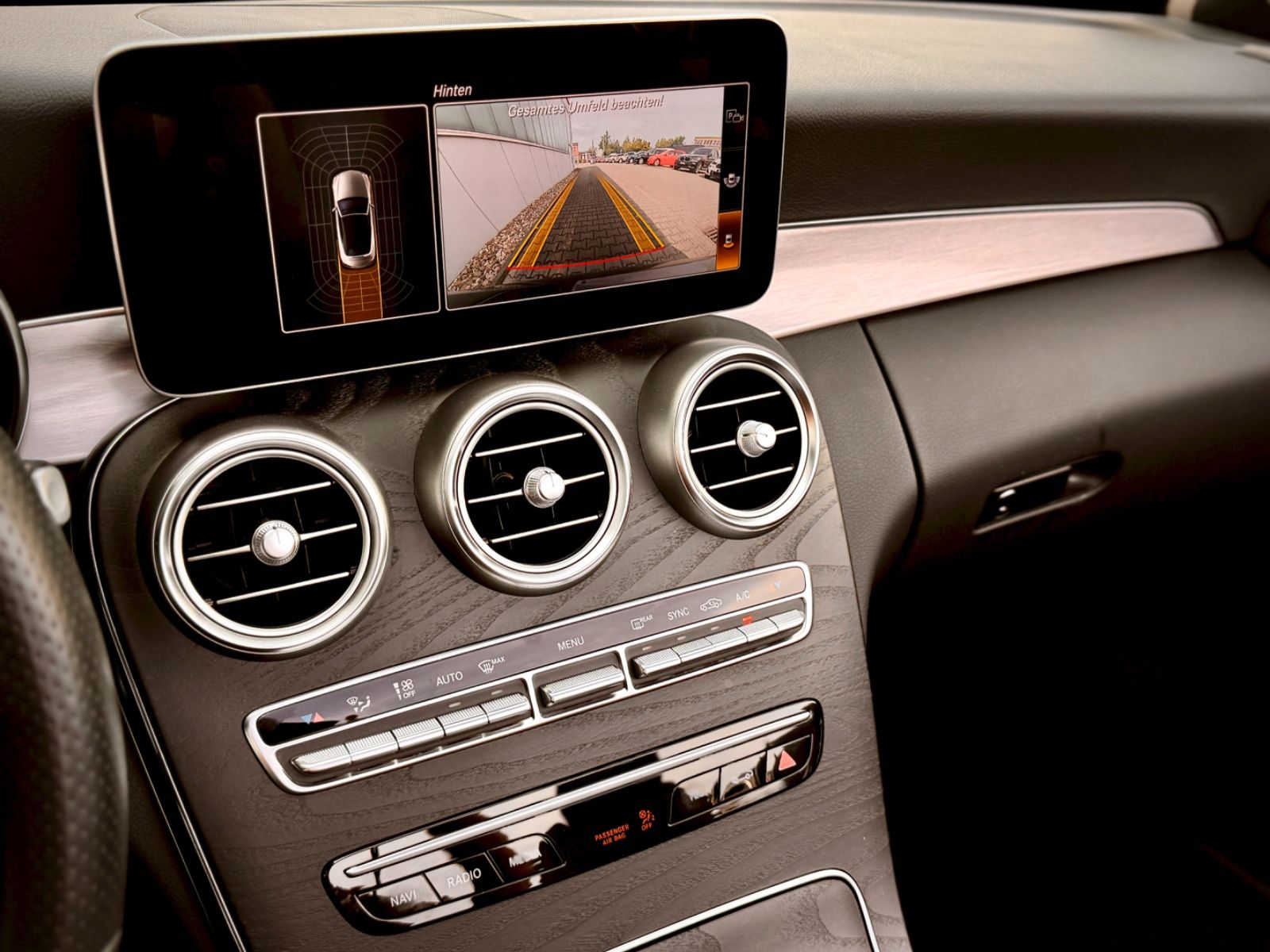 Fahrzeugabbildung Mercedes-Benz C 180 Cabriolet AMG-Line*AIRSCARF|NAV|BURMESTER*