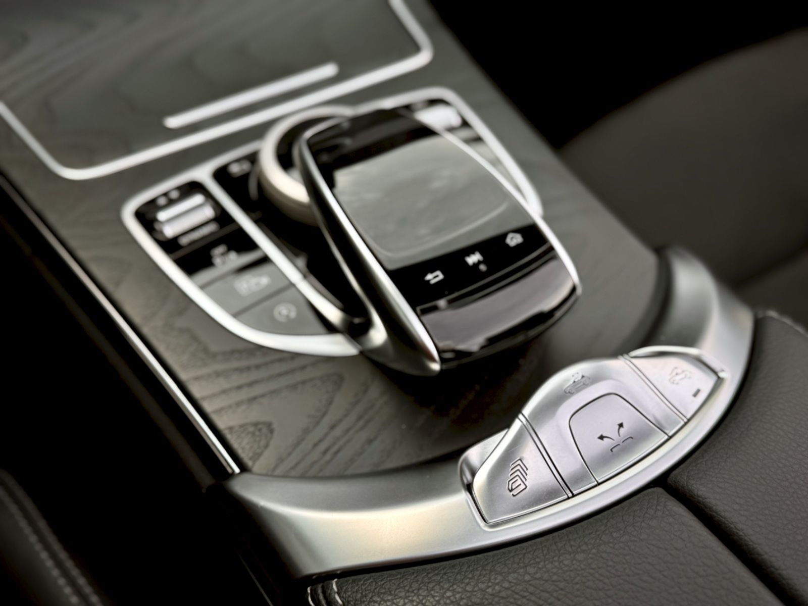 Fahrzeugabbildung Mercedes-Benz C 180 Cabriolet AMG-Line*AIRSCARF|NAV|BURMESTER*