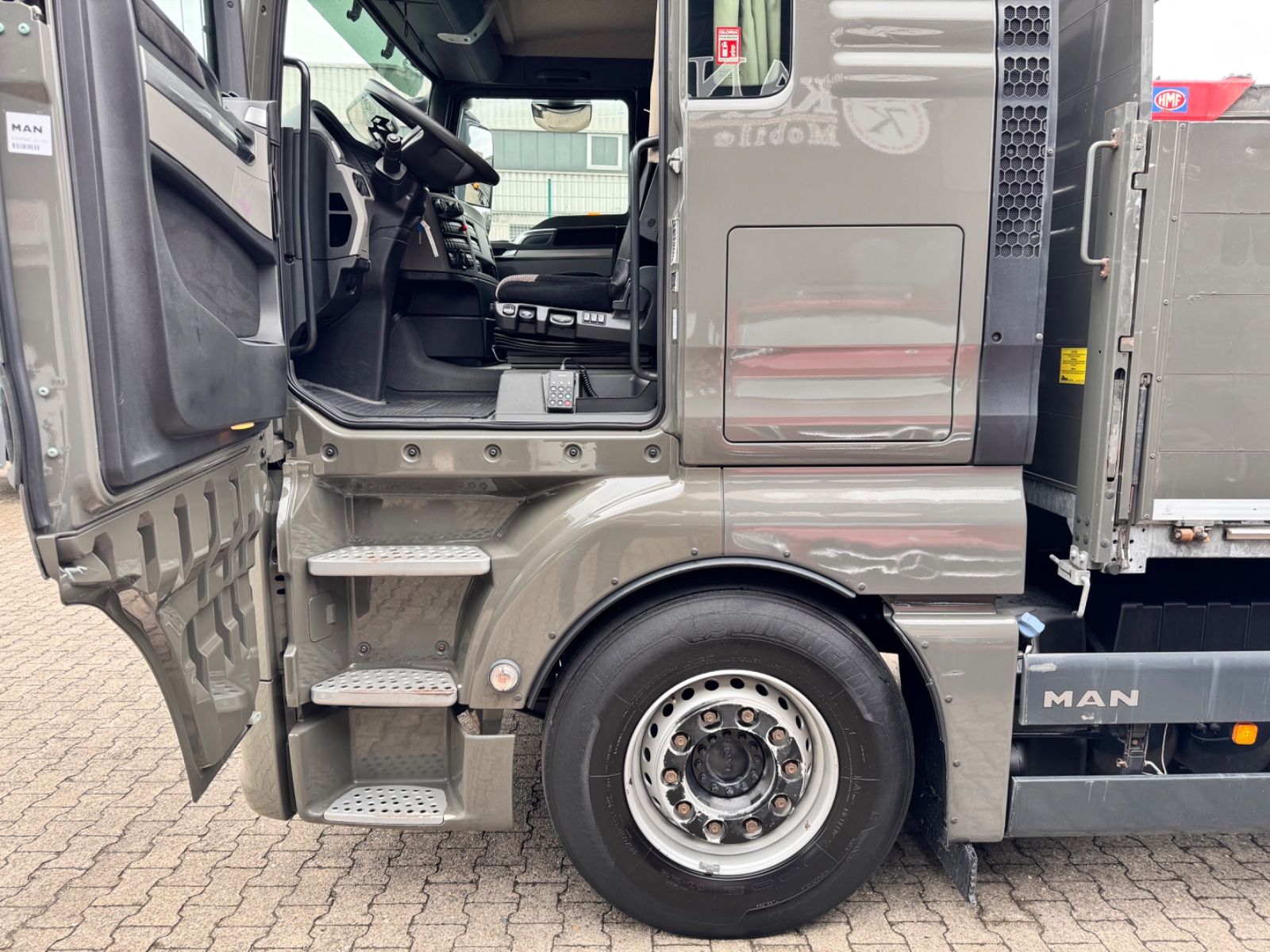 Fahrzeugabbildung MAN 26.460 TGX Baustoffkran HMF 2110-L3