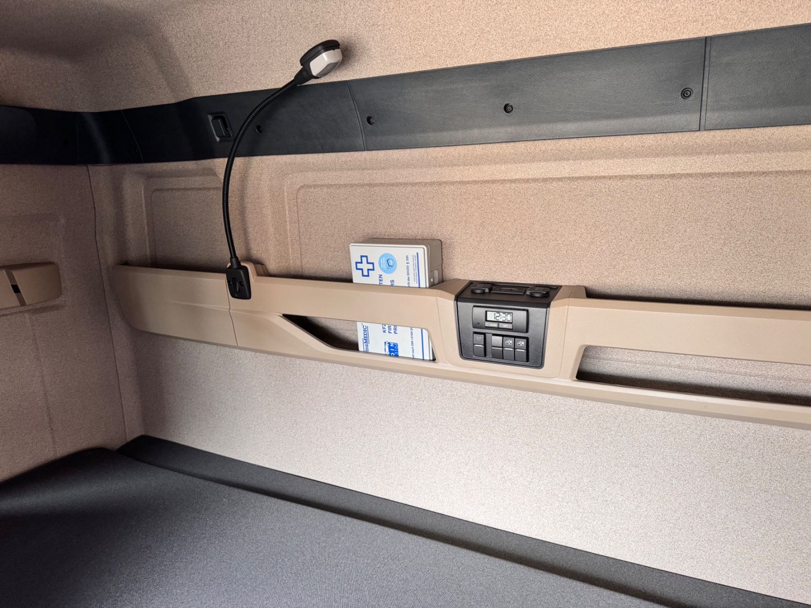 Fahrzeugabbildung MAN 26.460 TGX Baustoffkran HMF 2110-L3