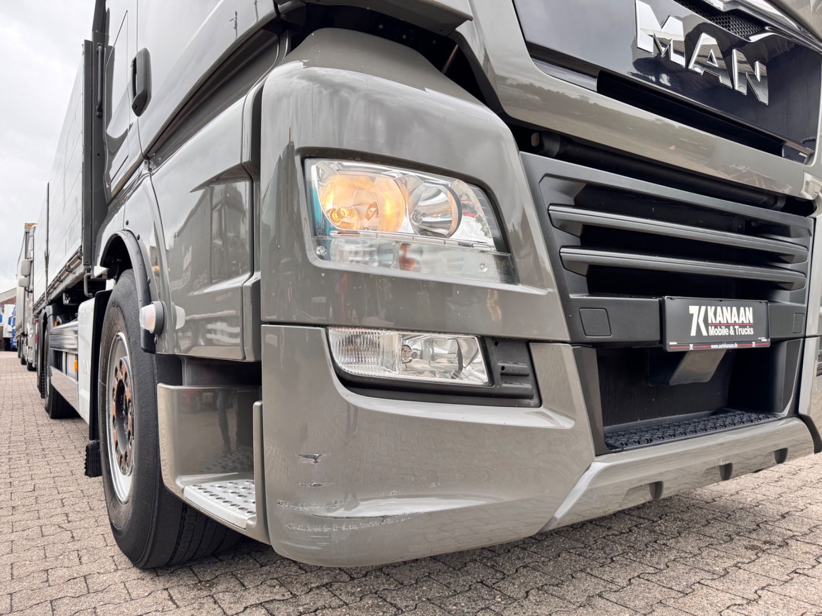 Fahrzeugabbildung MAN 26.460 TGX Baustoffkran HMF 2110-L3