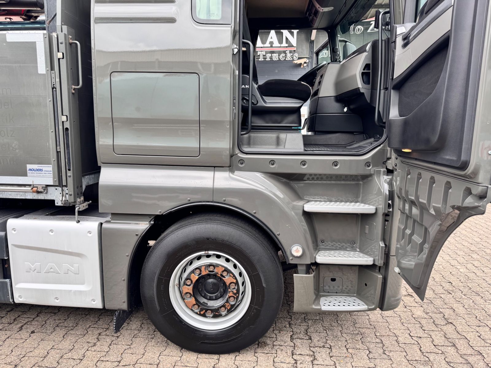 Fahrzeugabbildung MAN 26.460 TGX Baustoffkran HMF 2110-L3