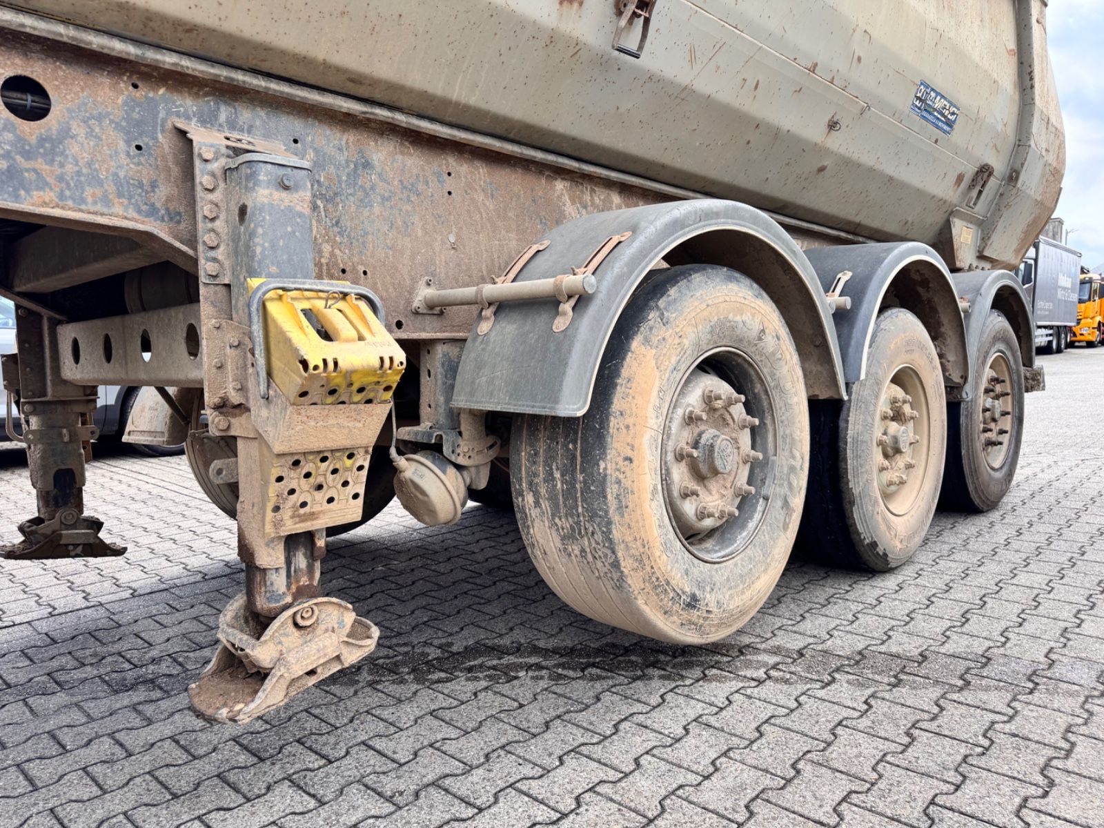 Fahrzeugabbildung Menci SA700R Kipper Mulde 27m³ Lift Stahl 3 Stück