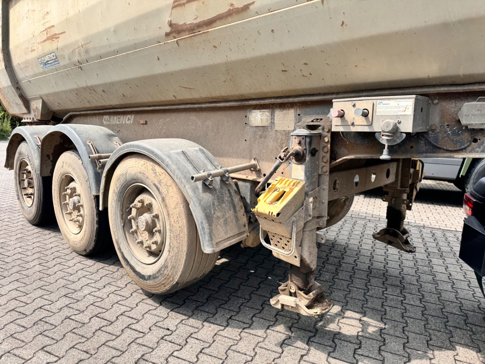 Fahrzeugabbildung Menci SA700R Kipper Mulde 27m³ Lift Stahl 3 Stück